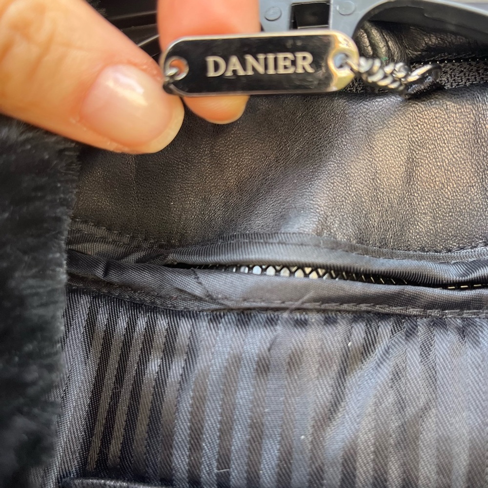 SOLD.   .DANIER Buttery Soft Leather Jacket w/ Fur Collar and Belted SZ 6 - 8 - Picture 5 of 16
